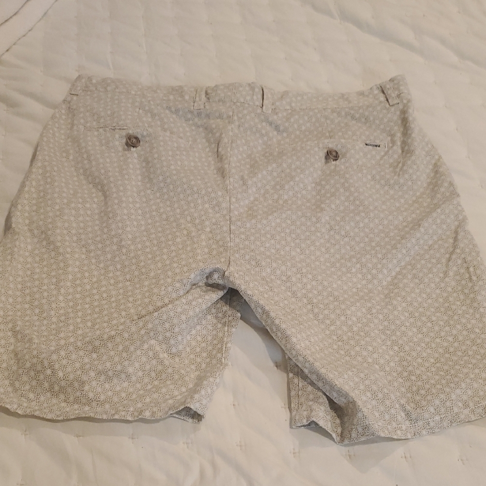 johnnie-O Gray and White Flat Front Shorts with Textured Fabric (Oyster) - Picture 7 of 9